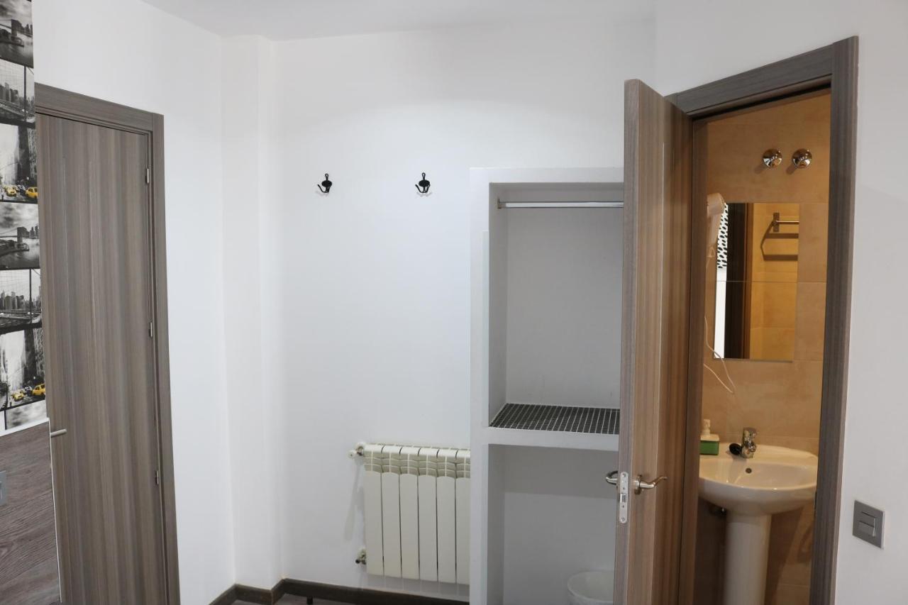 Hostal Abril Madrid Bagian luar foto